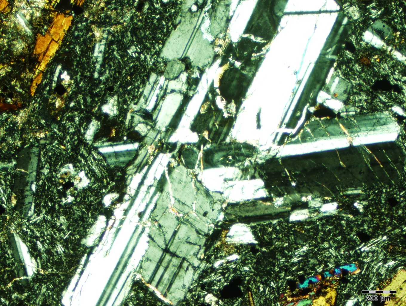 Minerale plagioclasio al microscopio