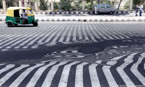 The extreme heat in 2015 in the capital of India, New Delhi, melted the roads (from DW News).